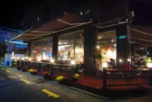 코너 테라스가 매력적인 캠핑바 야간 전경